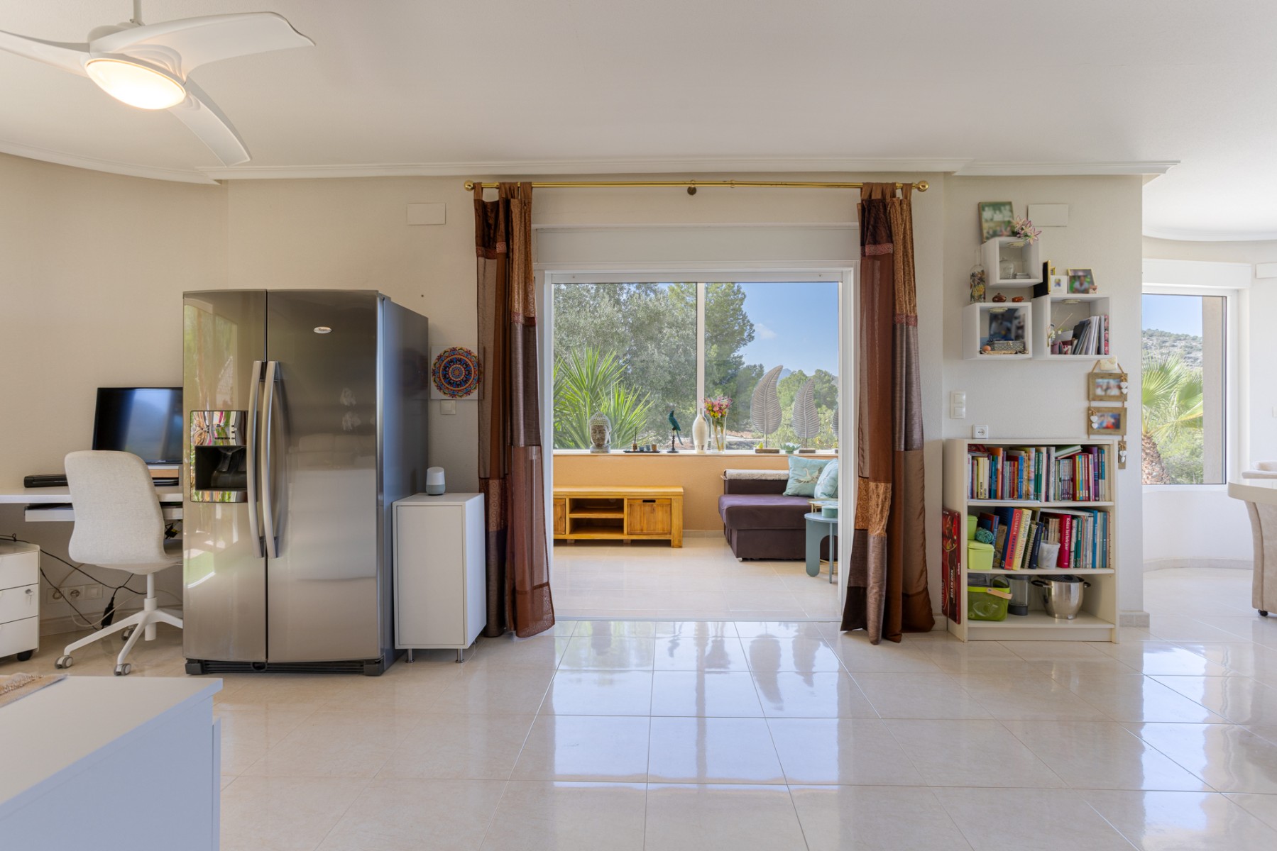We present this beautiful detached villa, situated in a unique natural setting in La Zarza, where th
