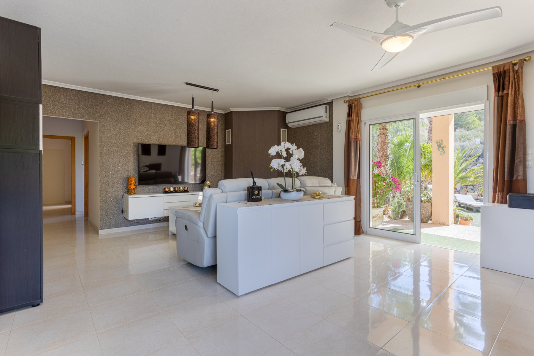 Bedroom in villa for sale in La Zarza