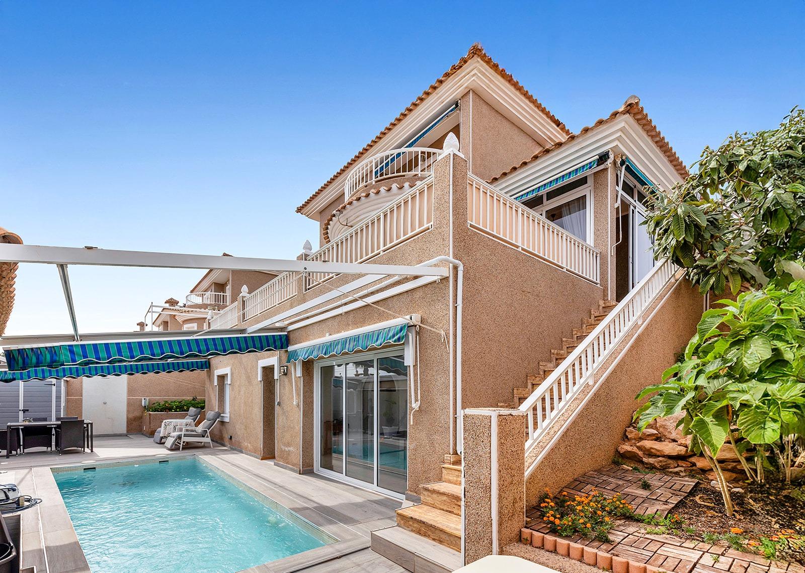 Terrace in villa for sale in Torrevieja