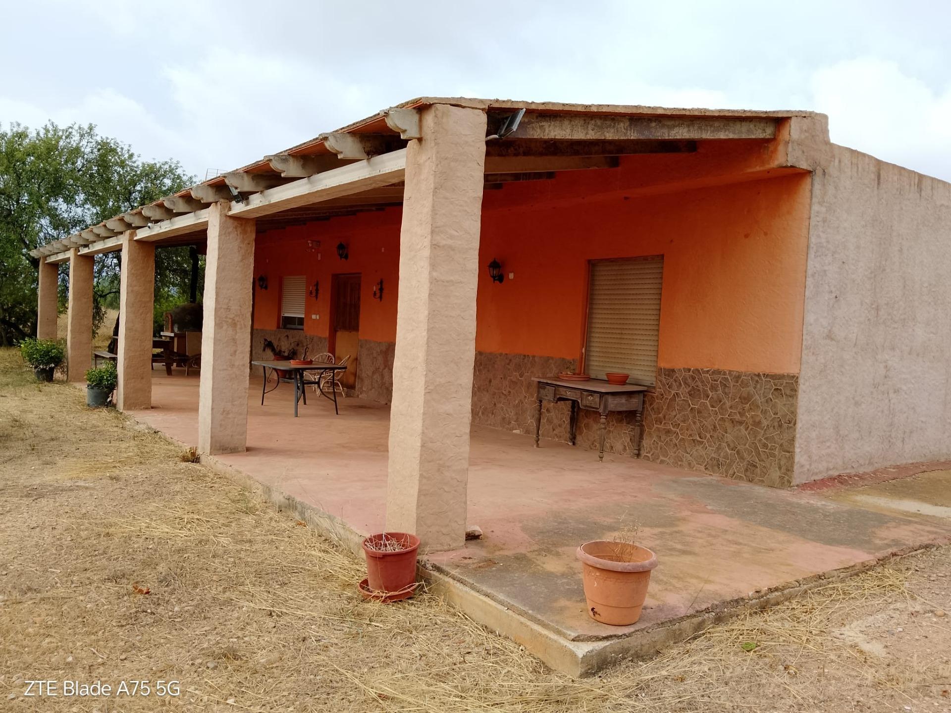 Stunning 230 m² country house on one level, with 7,000 m² of fully fenced land This exceptional prop