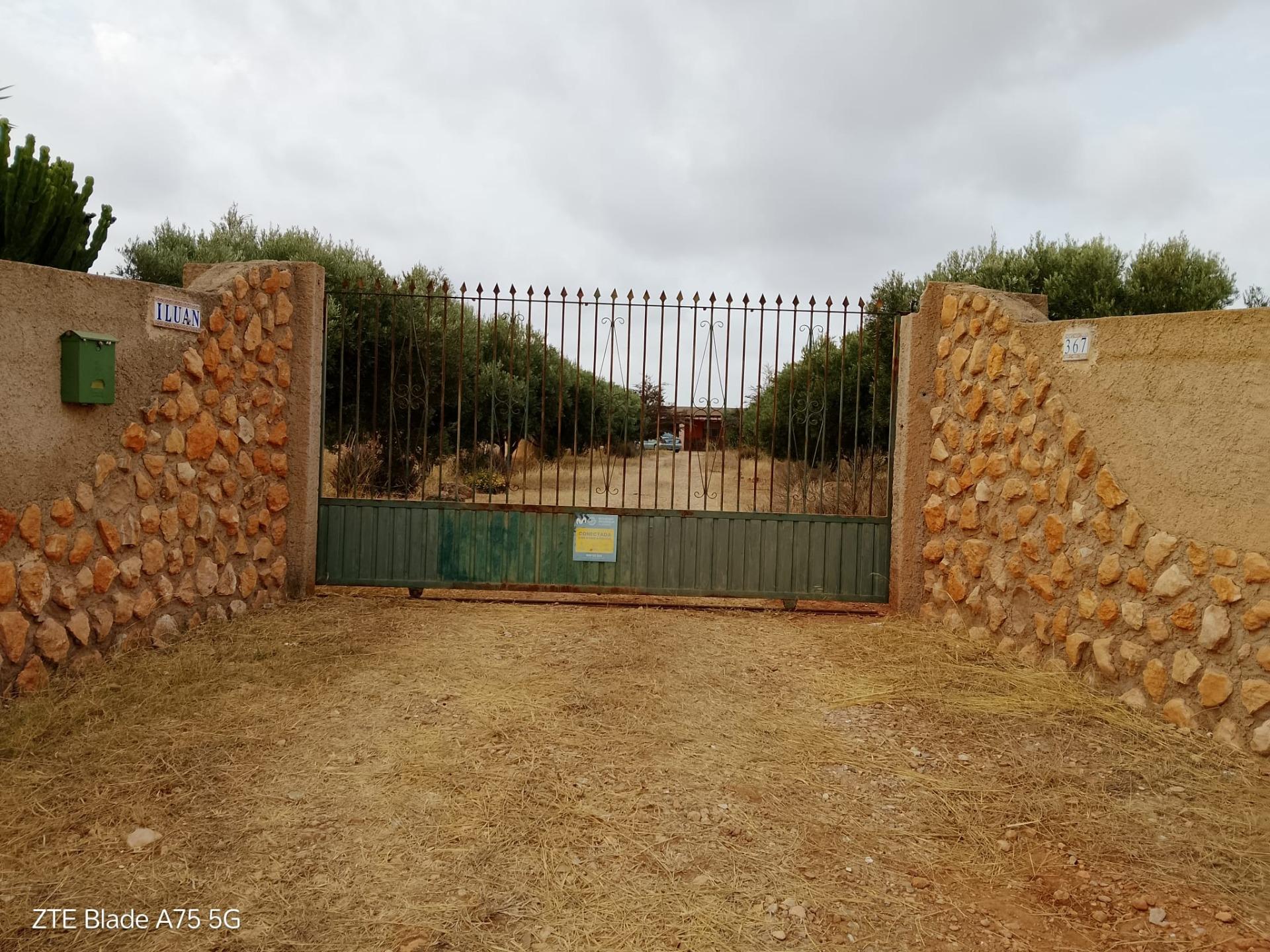 Stunning 230 m² country house on one level, with 7,000 m² of fully fenced land This exceptional prop