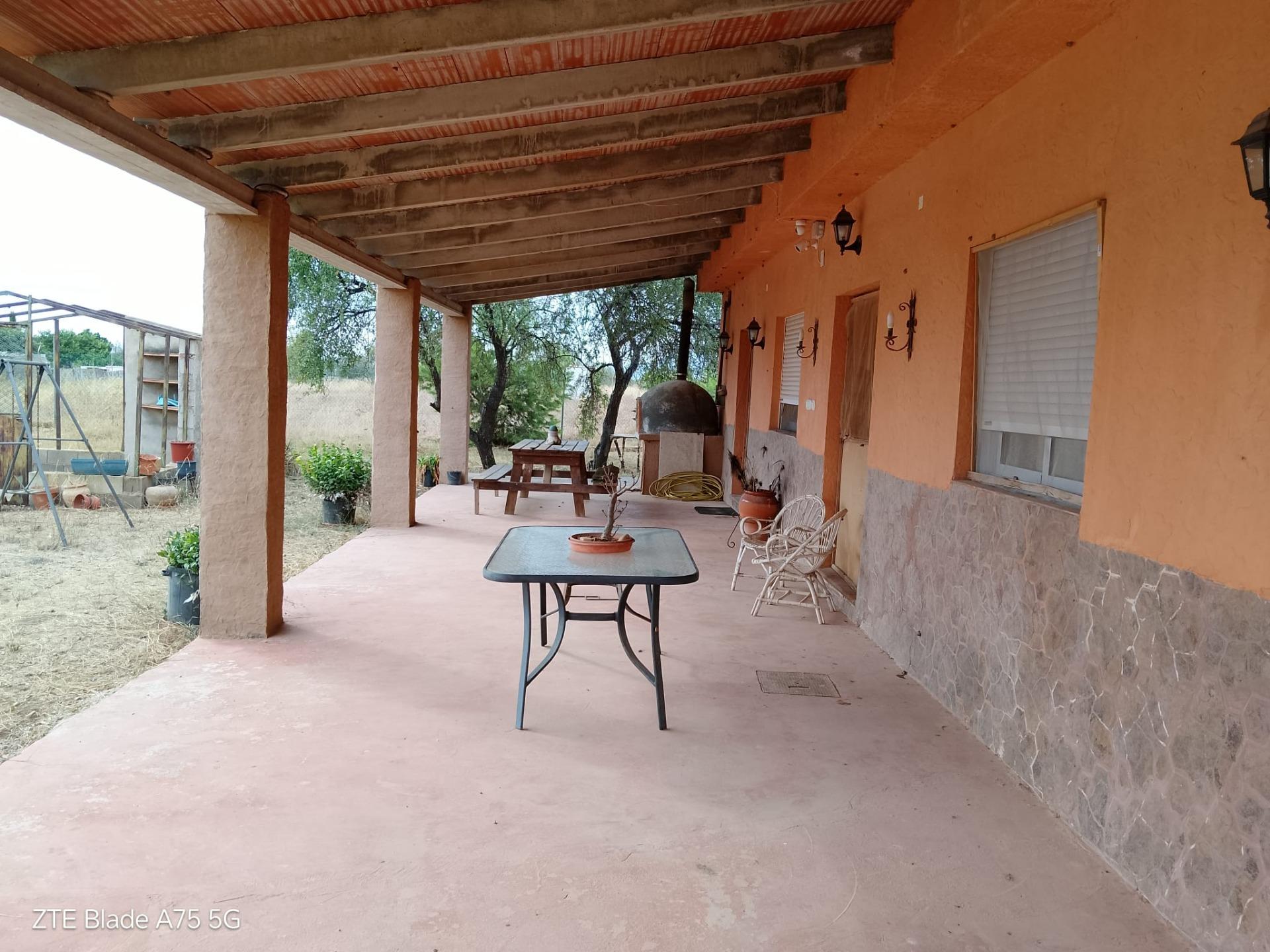Stunning 230 m² country house on one level, with 7,000 m² of fully fenced land This exceptional prop