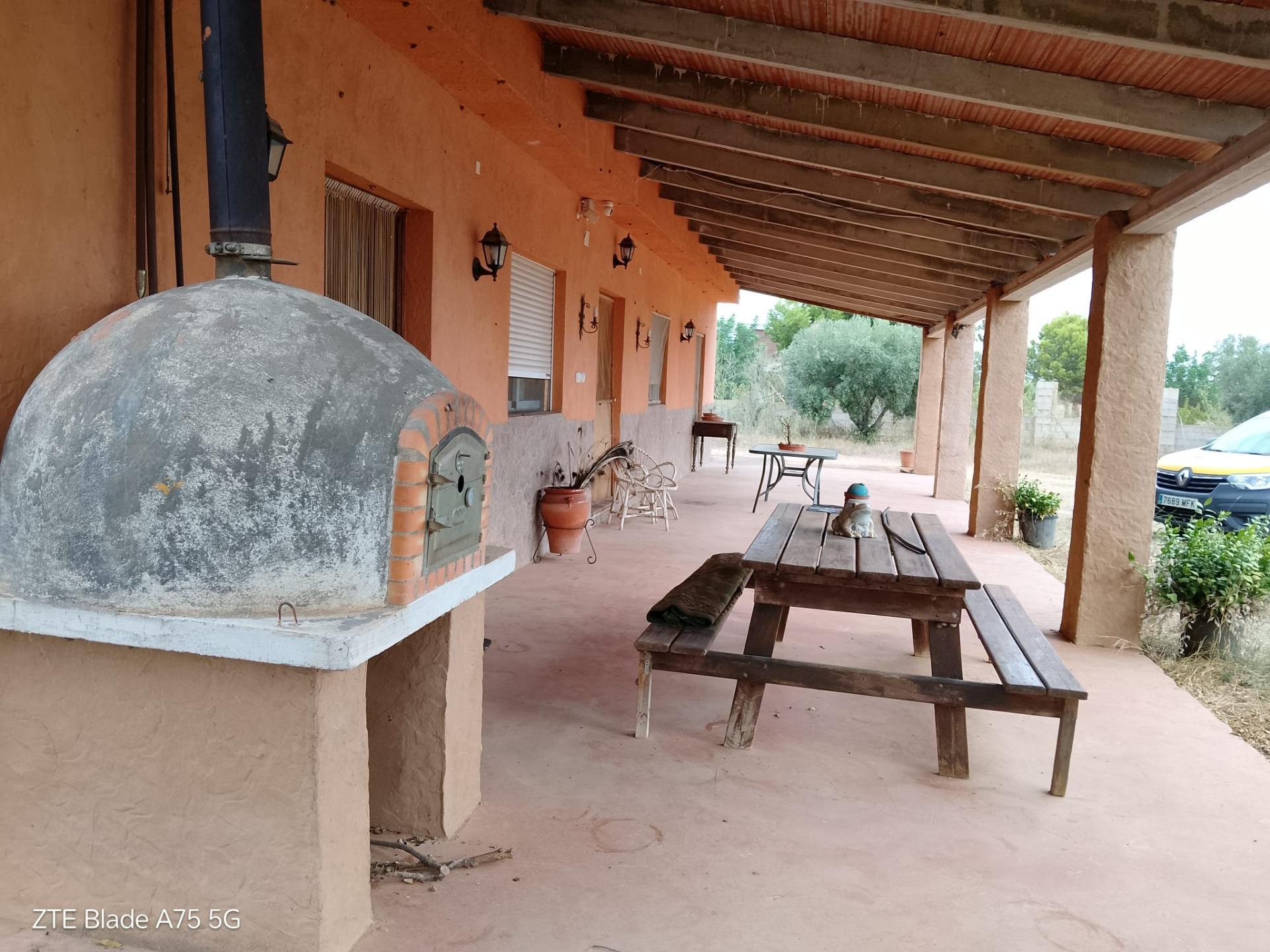 Stunning 230 m² country house on one level, with 7,000 m² of fully fenced land This exceptional prop