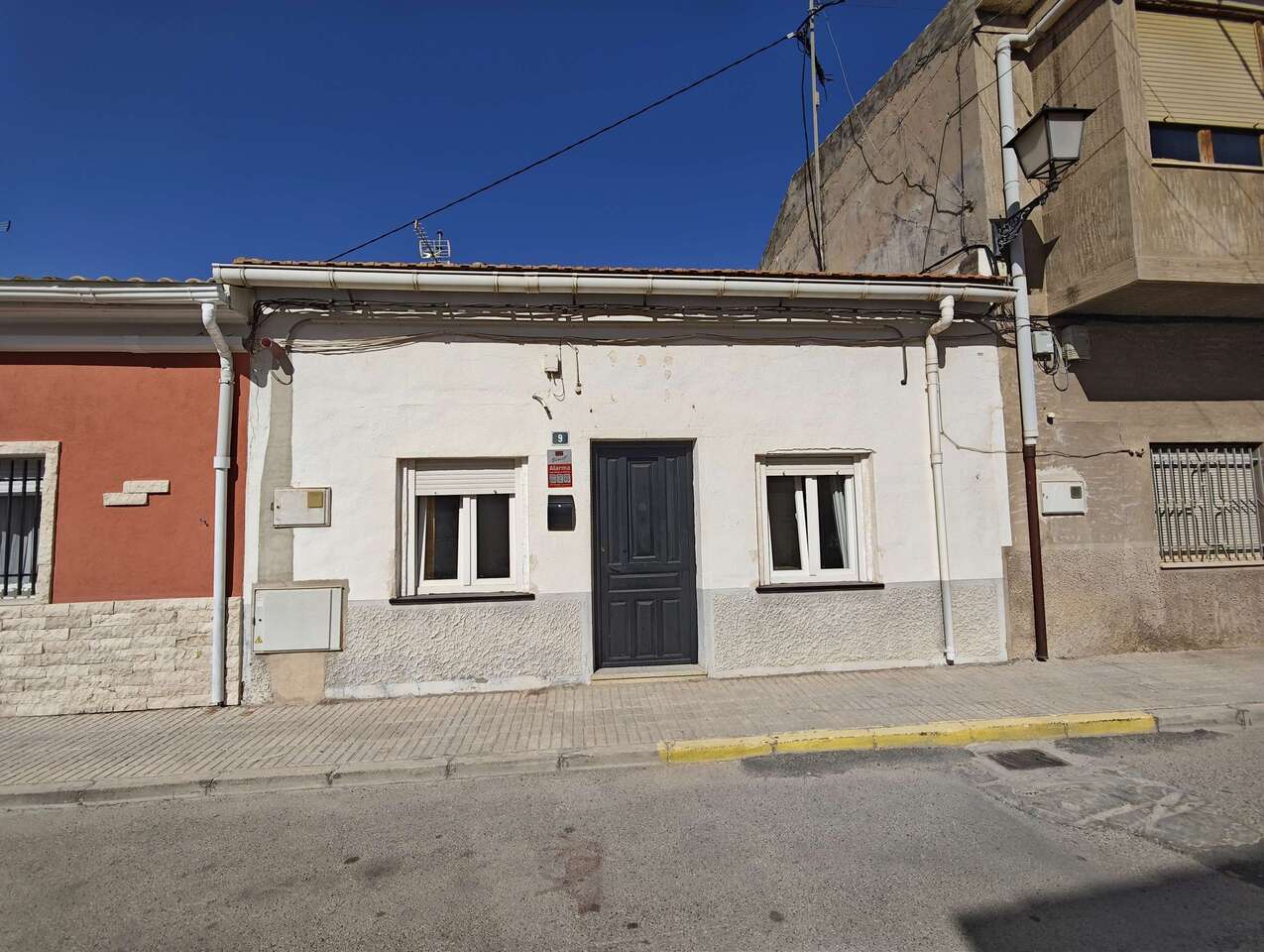 Character-Filled Townhouse with Casita, Courtyard & Mountain Views – Walking Distance to PinosoIf yo