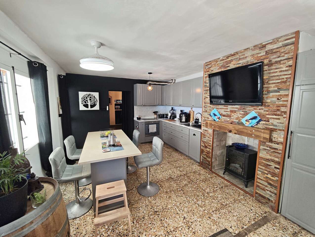 Character-Filled Townhouse with Casita, Courtyard & Mountain Views – Walking Distance to PinosoIf yo