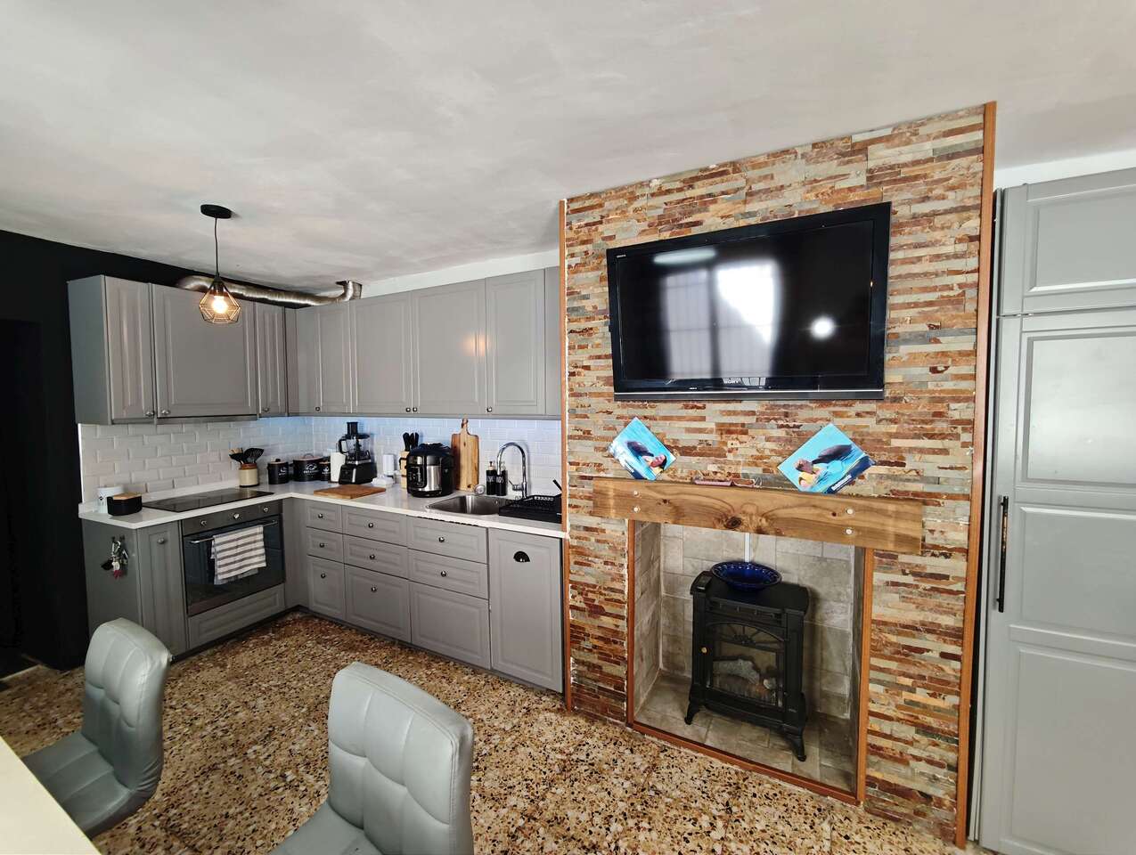 Character-Filled Townhouse with Casita, Courtyard & Mountain Views – Walking Distance to PinosoIf yo