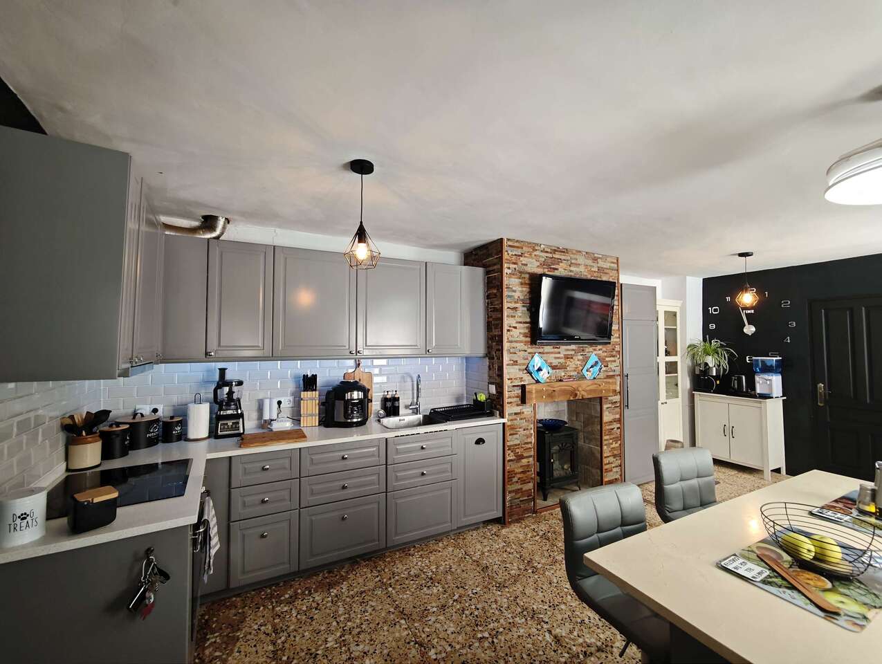 Character-Filled Townhouse with Casita, Courtyard & Mountain Views – Walking Distance to PinosoIf yo