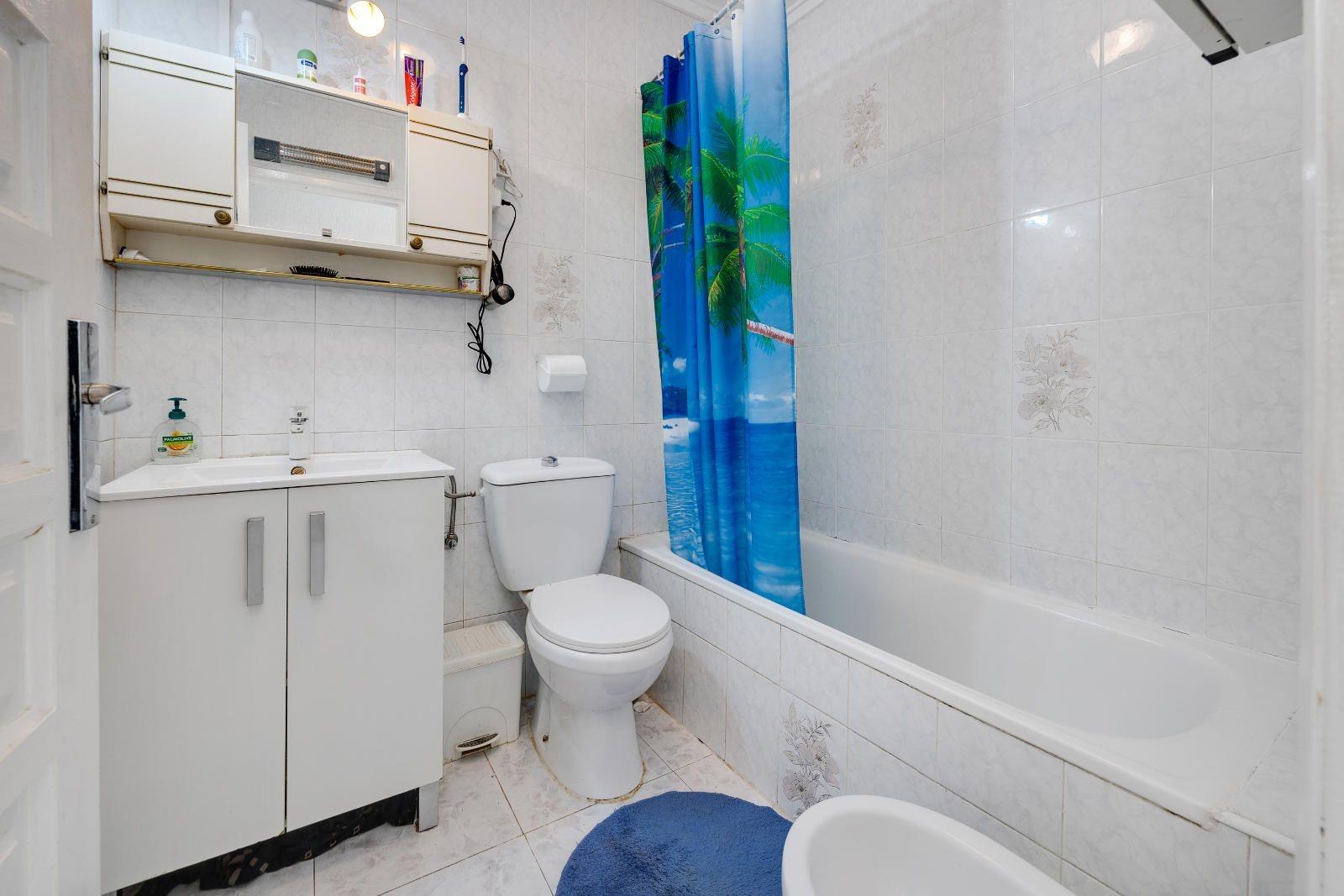 Bathroom in villa for sale in Torrevieja