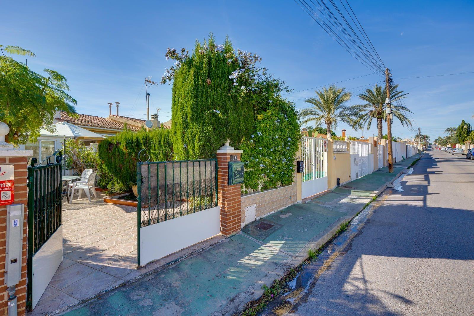 Terrace in villa for sale in Torrevieja