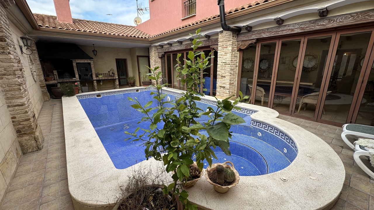 Garden in villa for sale in San Miguel de Salinas