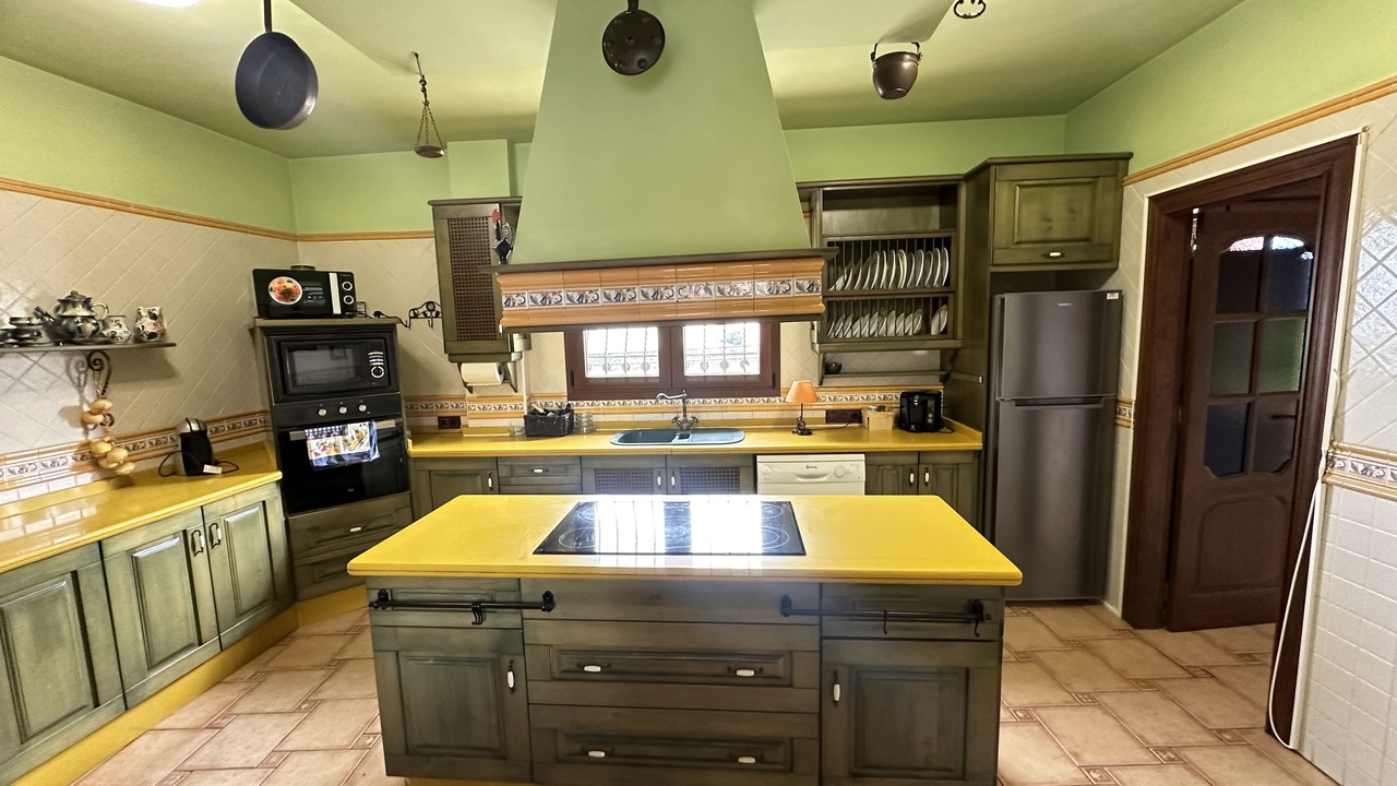 Pool area in villa for sale in San Miguel de Salinas