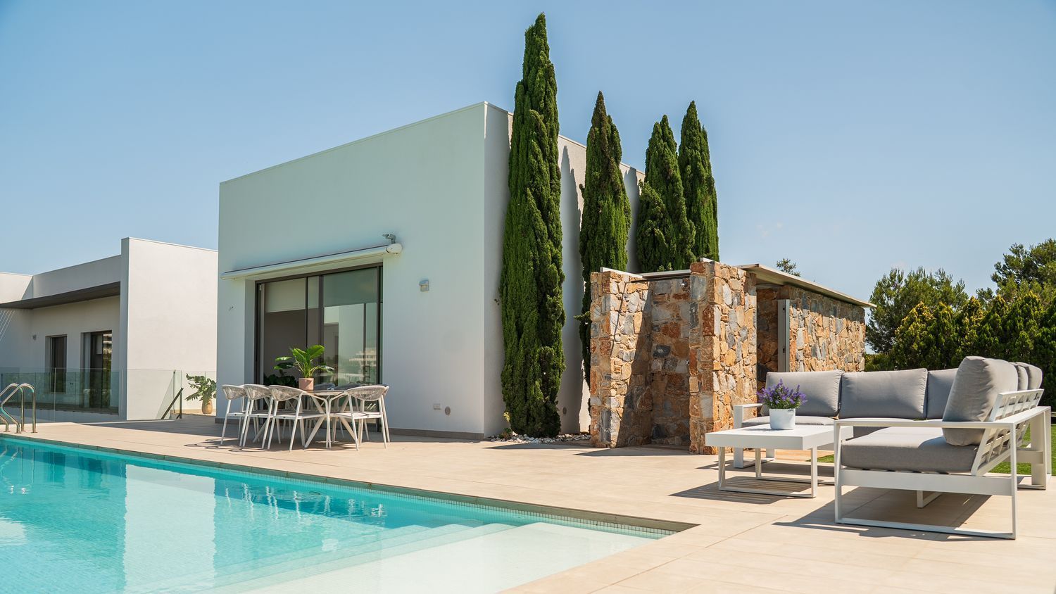 A luxury villa first line to the Las Colinas golf course in Orihuela Costa, this property boasts a s