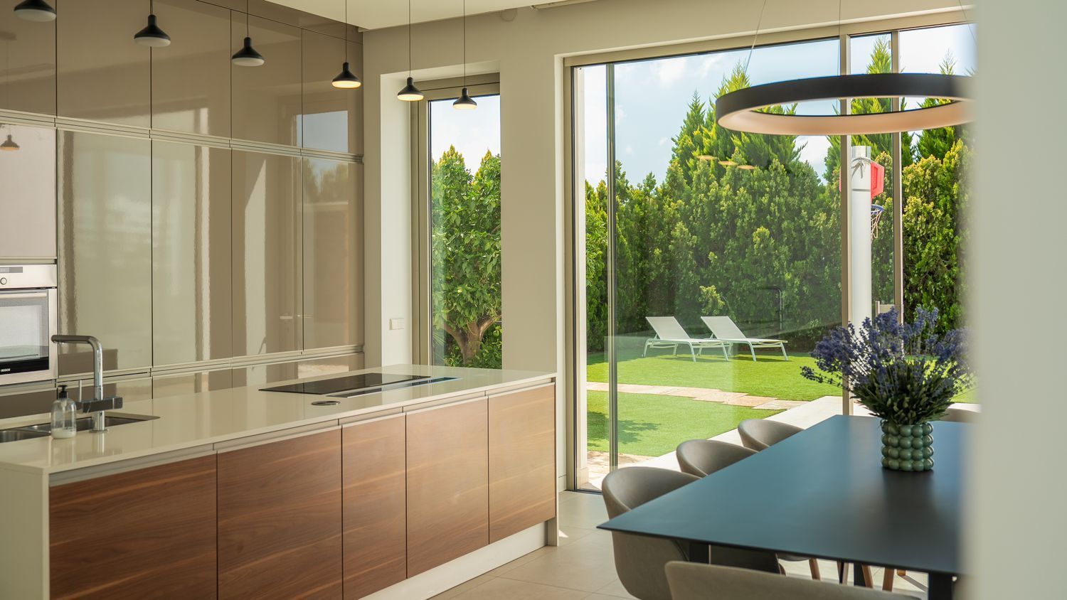 A luxury villa first line to the Las Colinas golf course in Orihuela Costa, this property boasts a s