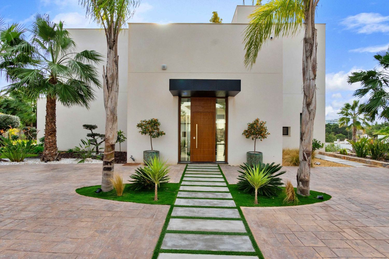 Pool area in villa for sale in Orihuela