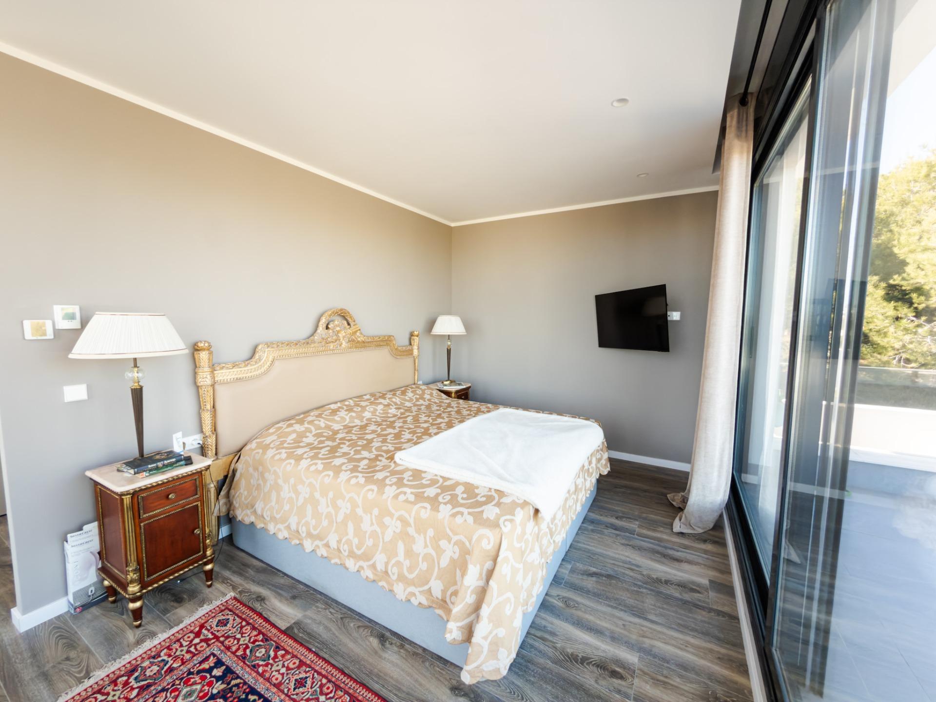 Master bedroom in villa for sale in Orihuela