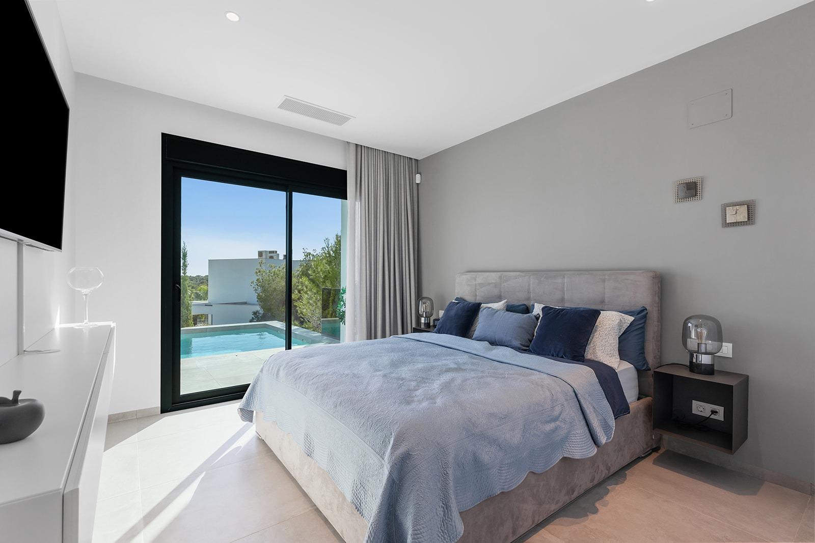 Master bedroom in villa for sale in Orihuela
