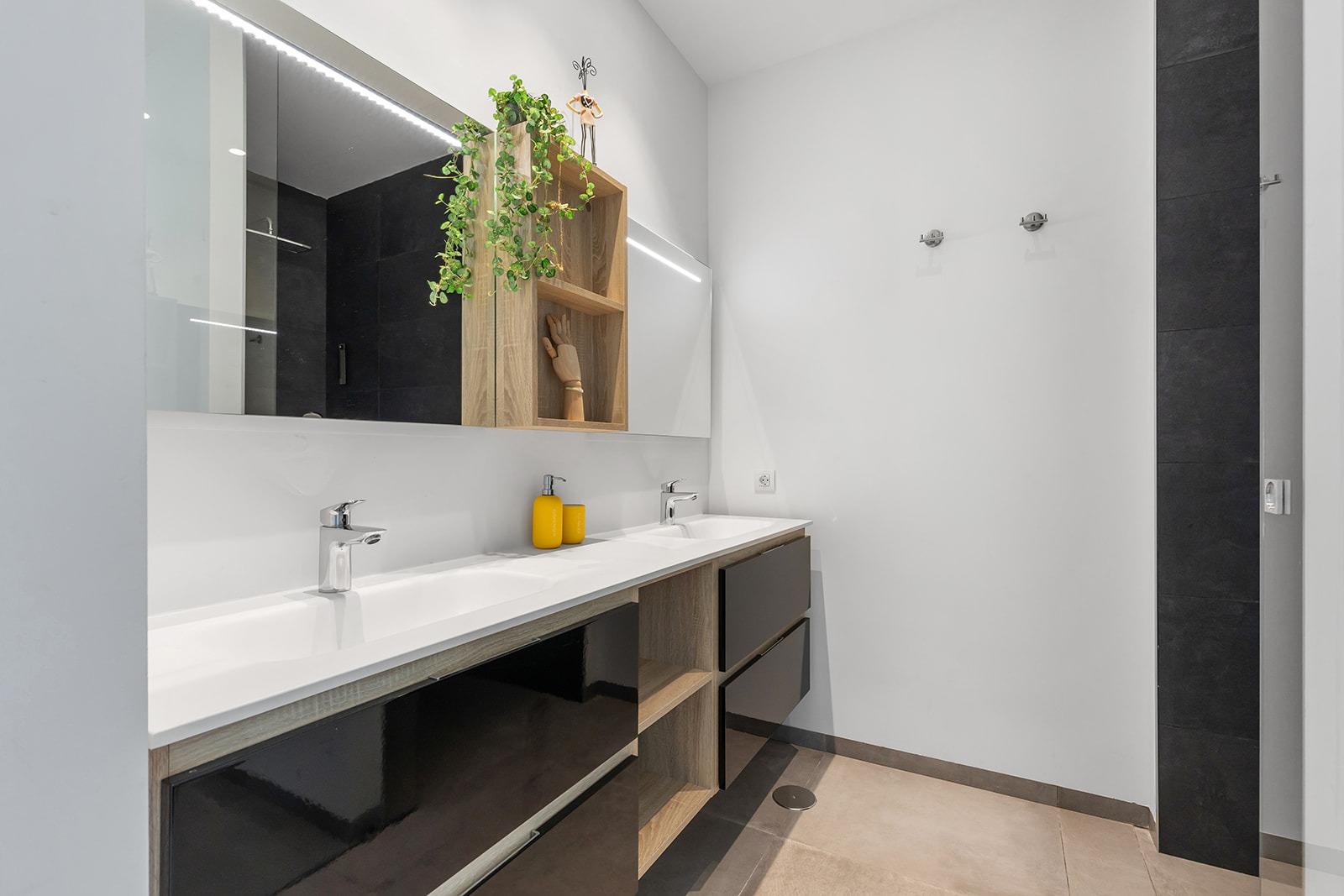 Bathroom in villa for sale in Orihuela