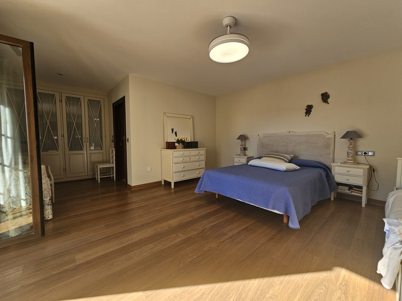 Master bedroom in villa for sale in La Manga Club