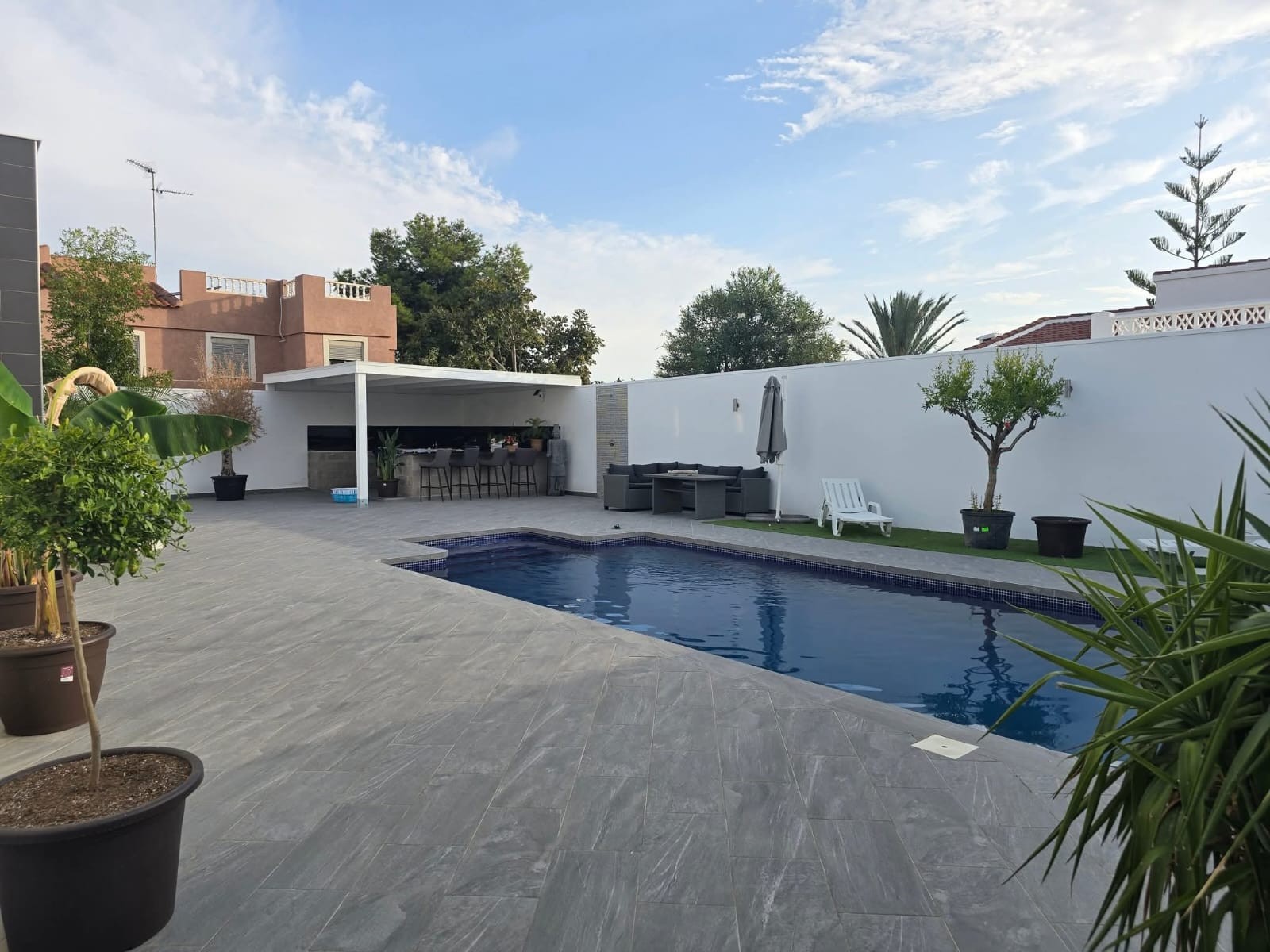 Discover this impressive modern detached villa in the sought-after Ciudad Quesada – a home that stan