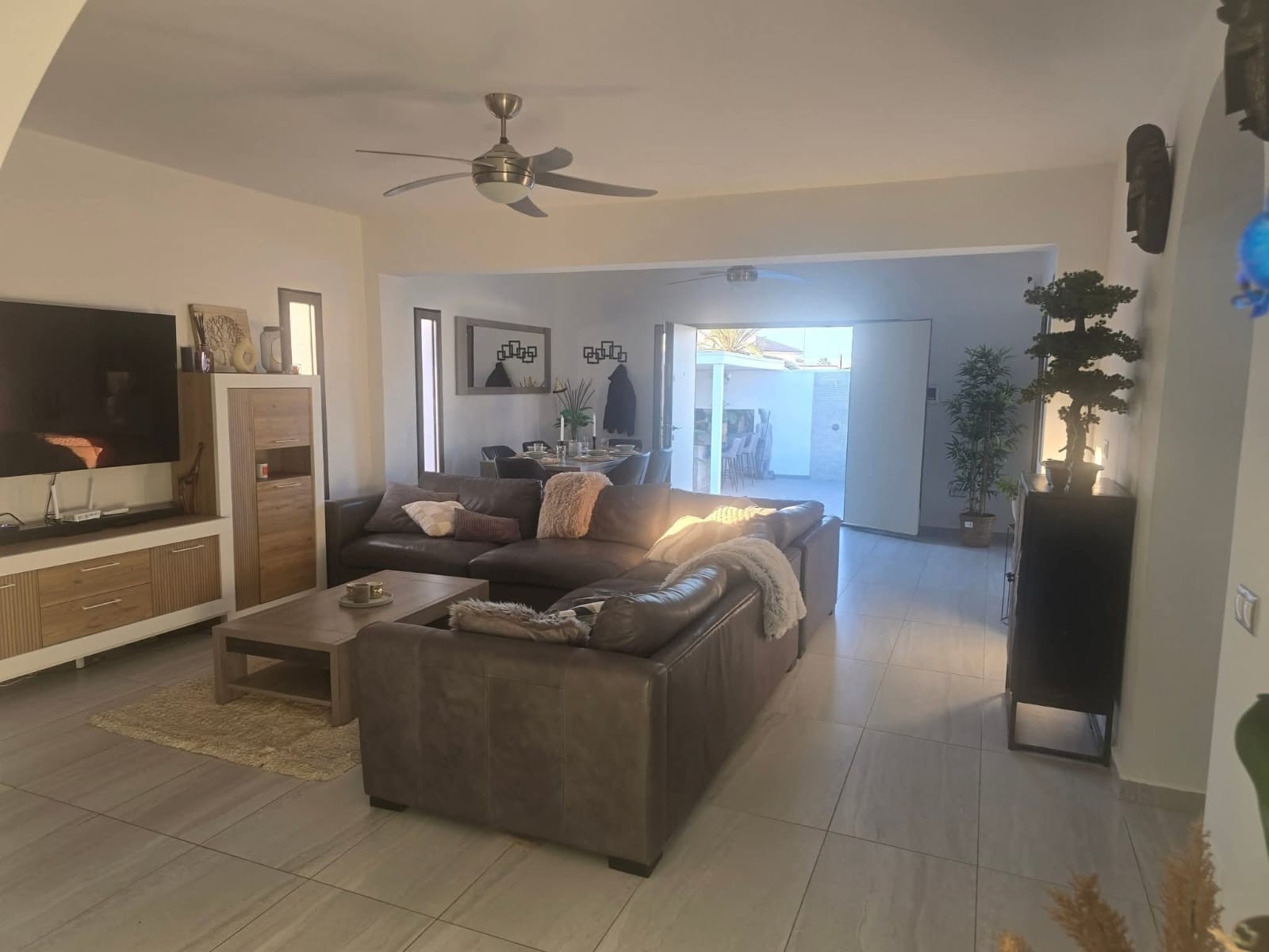 Discover this impressive modern detached villa in the sought-after Ciudad Quesada – a home that stan