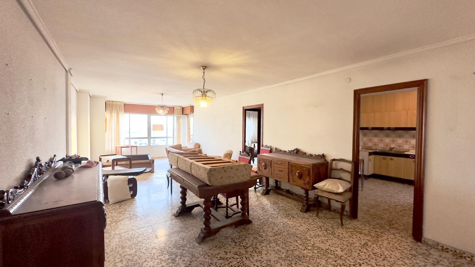 This flat, located on a privileged second floor opposite the Yacht Club, represents an exceptional o