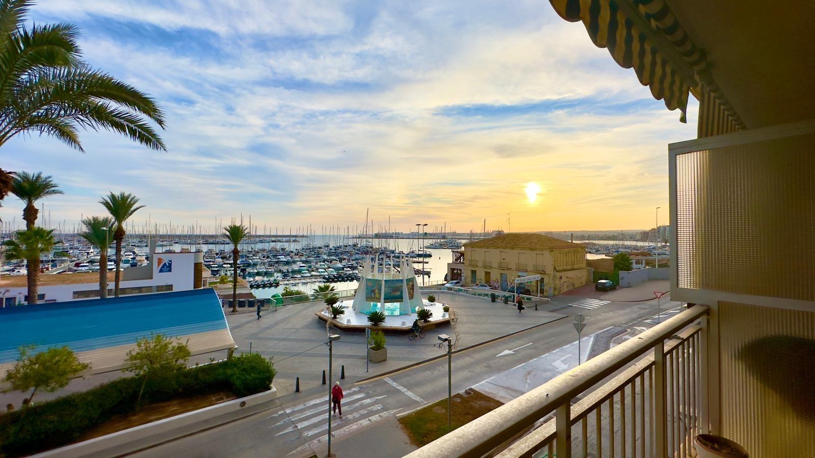 This flat, located on a privileged second floor opposite the Yacht Club, represents an exceptional o
