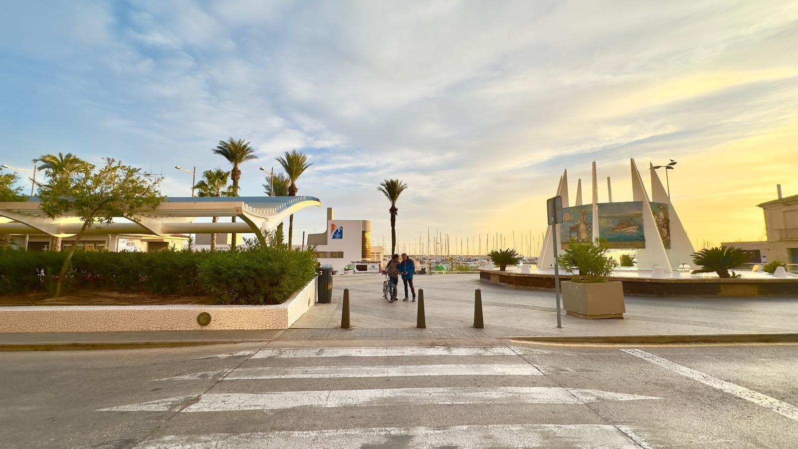 This flat, located on a privileged second floor opposite the Yacht Club, represents an exceptional o