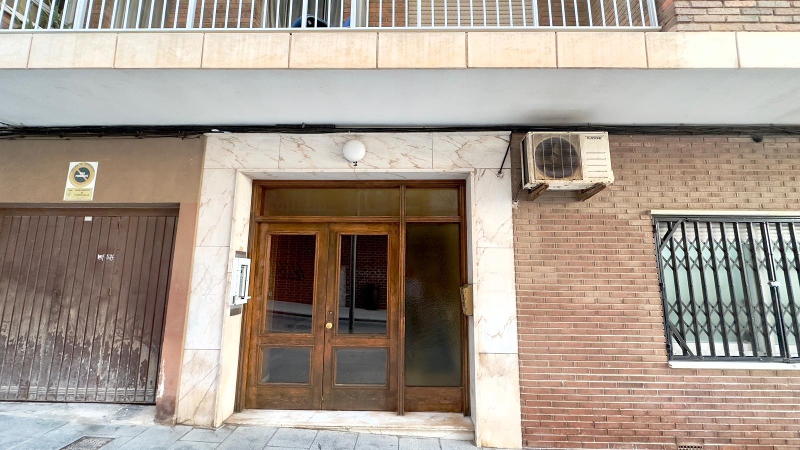 This flat, located on a privileged second floor opposite the Yacht Club, represents an exceptional o