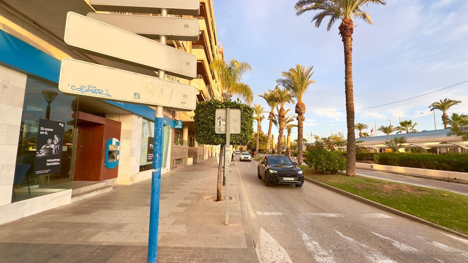This flat, located on a privileged second floor opposite the Yacht Club, represents an exceptional o