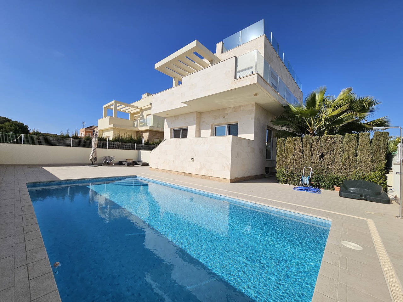This stunning and modern 5 bedroom, 4 bathrooms detached villa commands a fantastic position in the