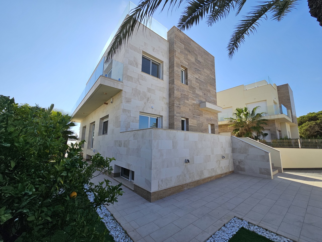 This stunning and modern 5 bedroom, 4 bathrooms detached villa commands a fantastic position in the