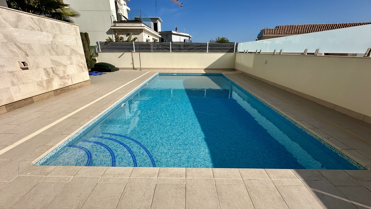 This stunning and modern 5 bedroom, 4 bathrooms detached villa commands a fantastic position in the