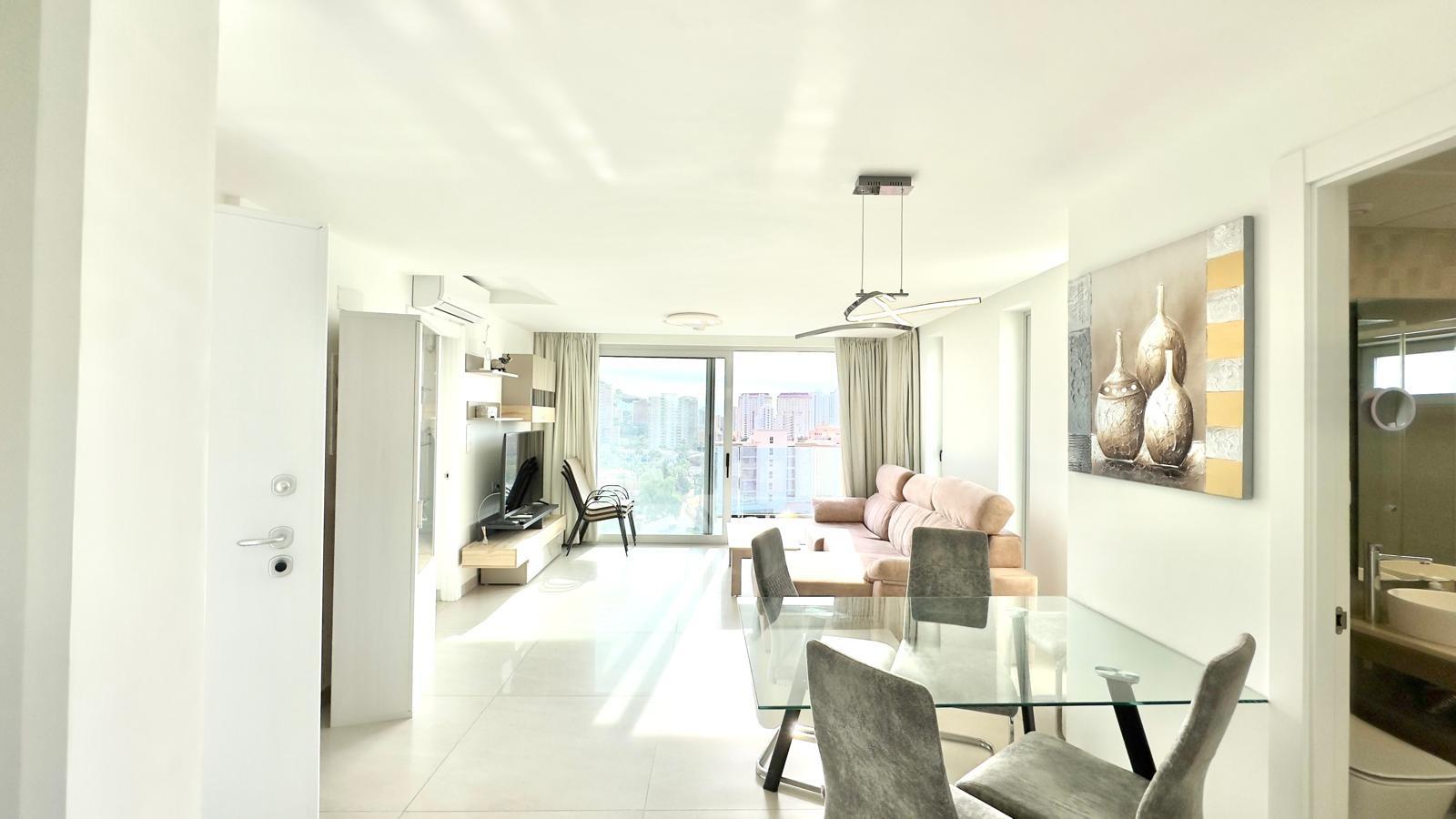 Third-floor apartment in a luxury development in Benidorm, less than 1,200 meters from the beach, wi