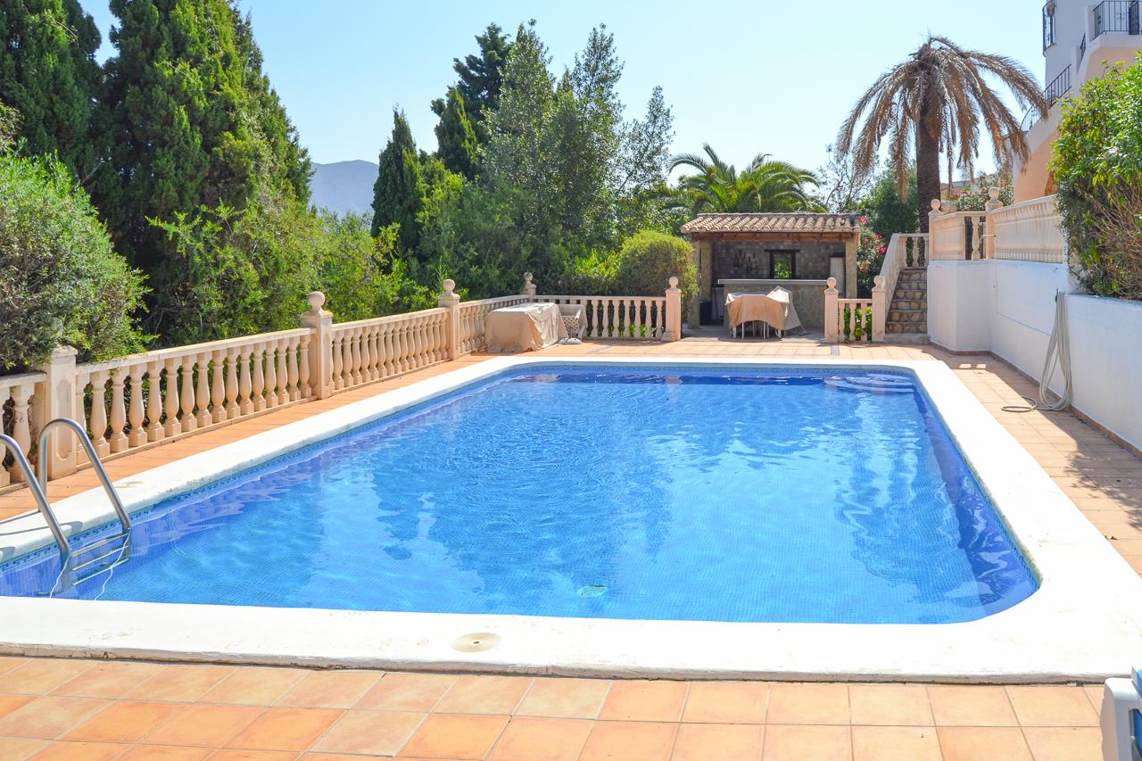 Pool area in villa for sale in Pedreguer