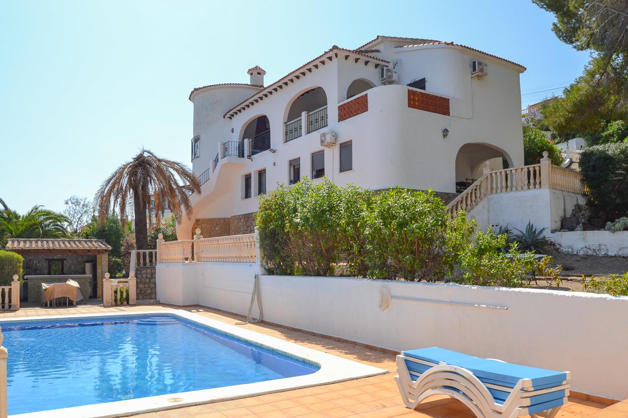 Bedroom in villa for sale in Pedreguer