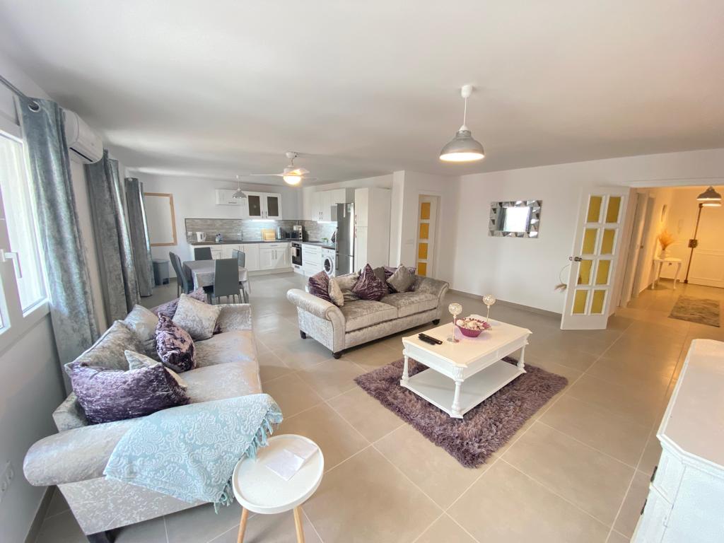 Completely renovated contemporary-style apartment on the first floor with elevator in the urban area
