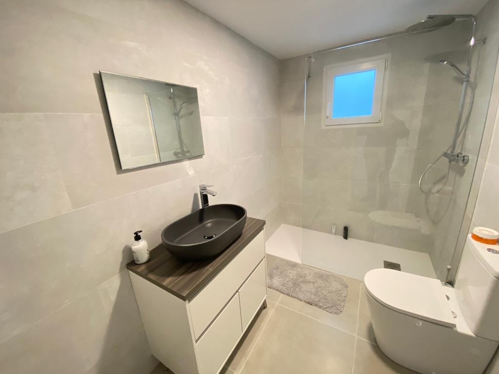 Completely renovated contemporary-style apartment on the first floor with elevator in the urban area