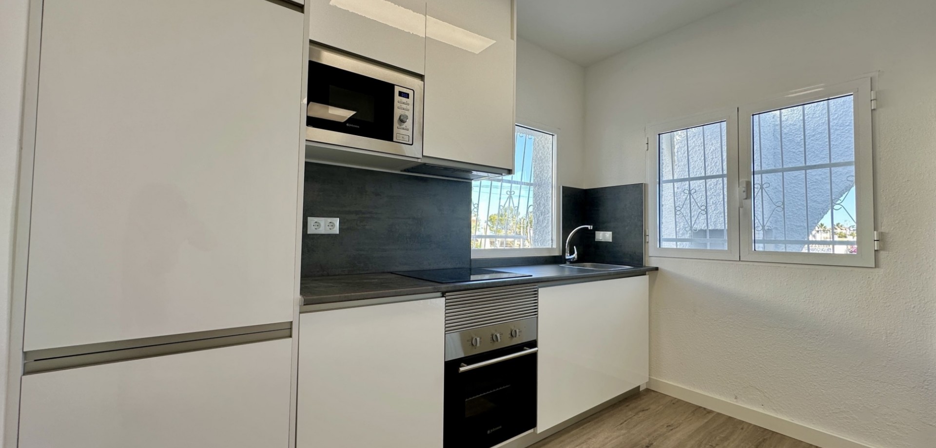 Dining area in bungalow for sale in Orihuela Costa