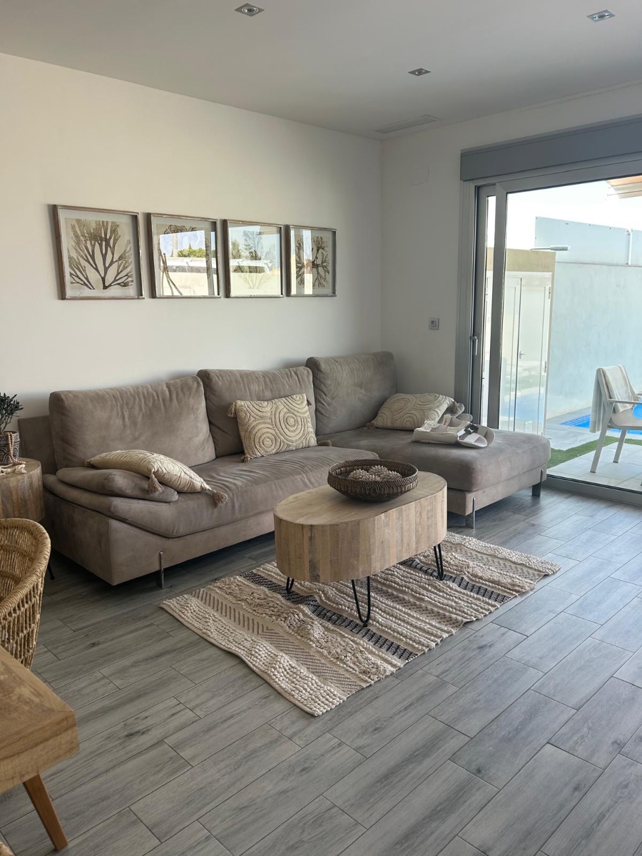 Master bedroom in villa for sale in Daya Vieja