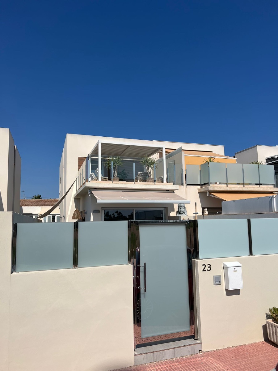 Garden in villa for sale in Daya Vieja