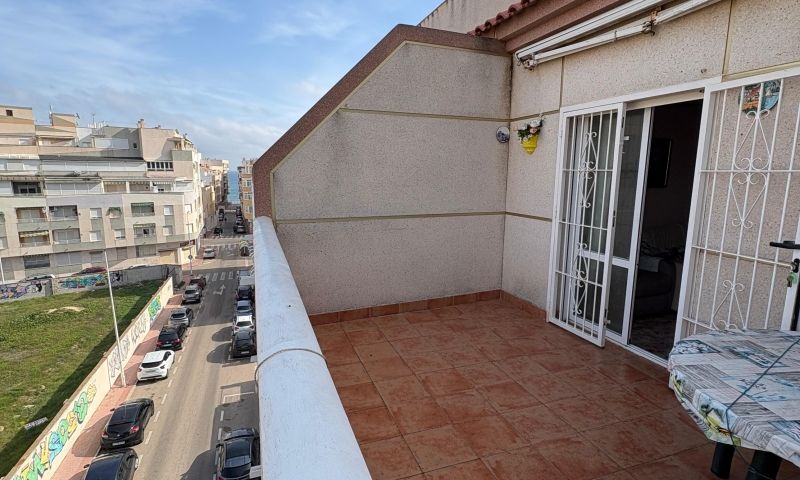 Live the Mediterranean dream in this bright penthouse, only a street away from the beach