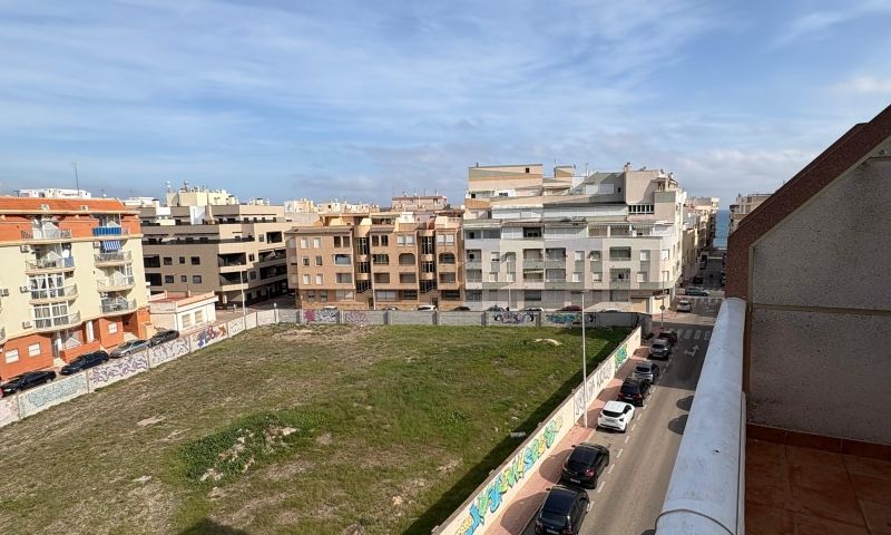 Live the Mediterranean dream in this bright penthouse, only a street away from the beach