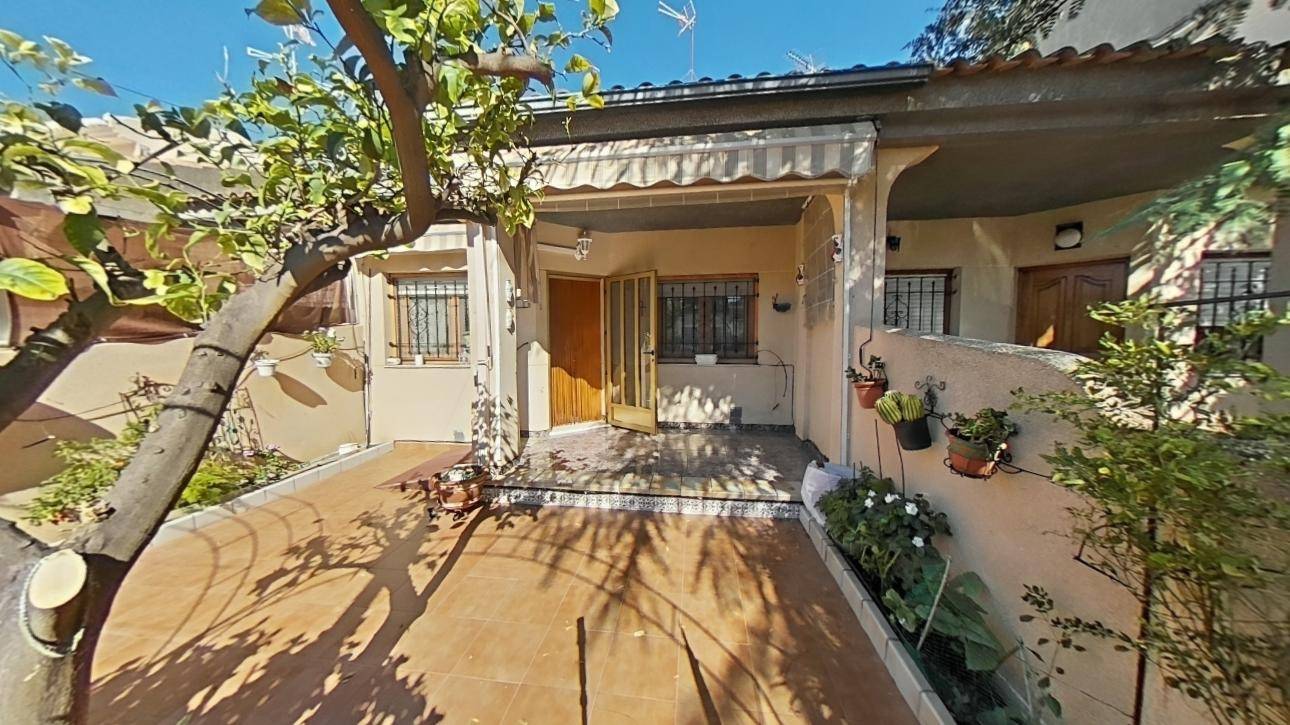 Discover this delightful townhouse located in the sought-after area of Santiago de la Ribera