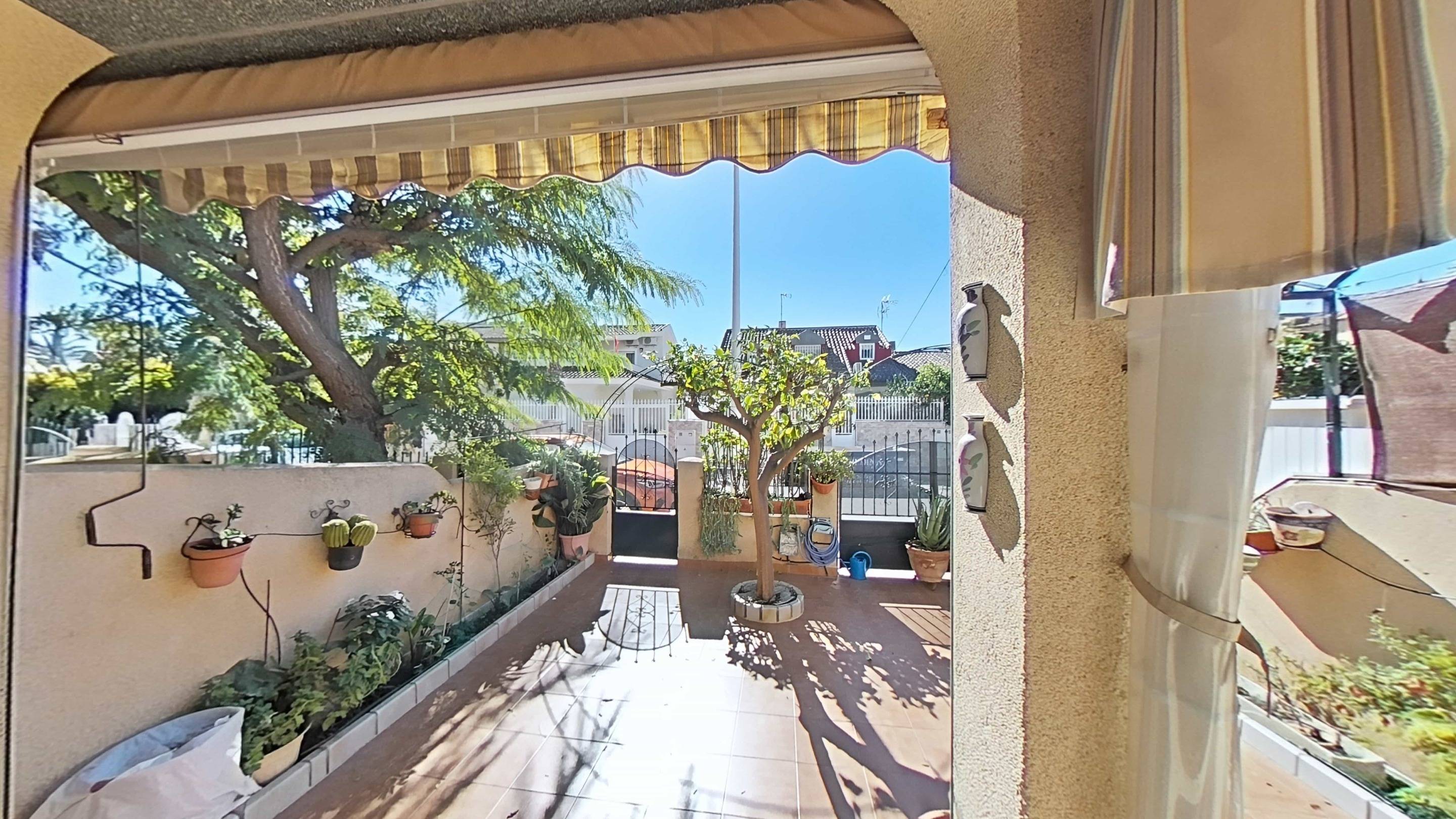 Discover this delightful townhouse located in the sought-after area of Santiago de la Ribera