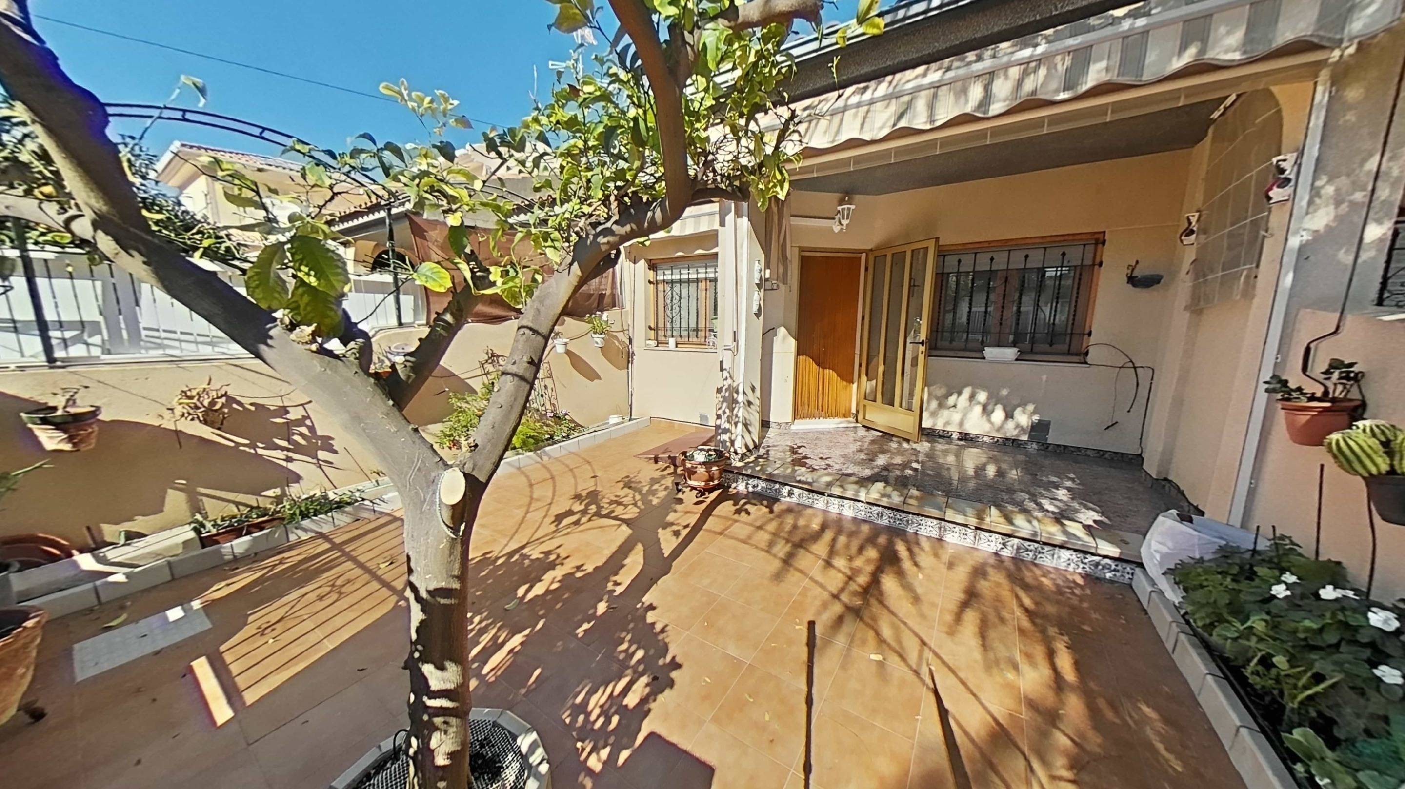 Discover this delightful townhouse located in the sought-after area of Santiago de la Ribera