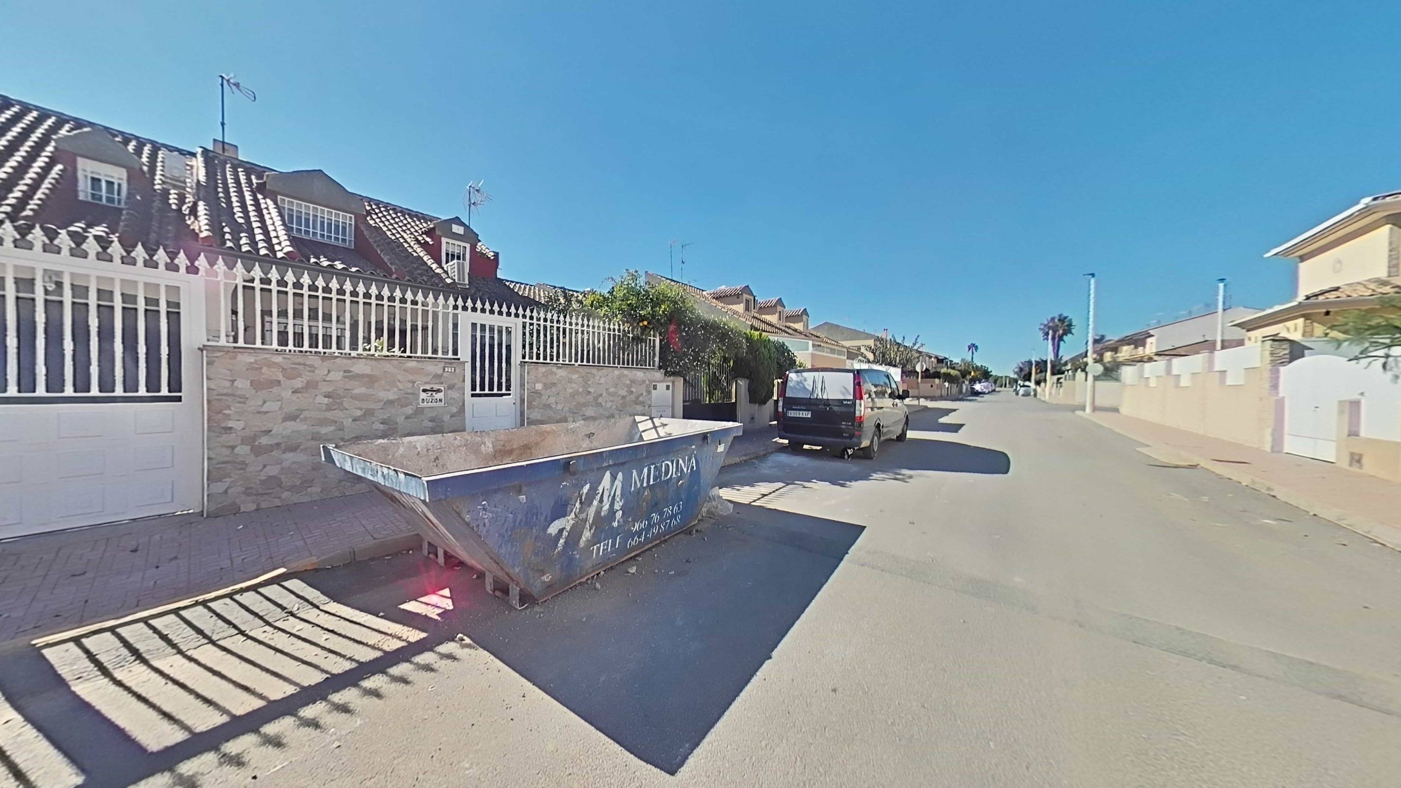 Discover this delightful townhouse located in the sought-after area of Santiago de la Ribera
