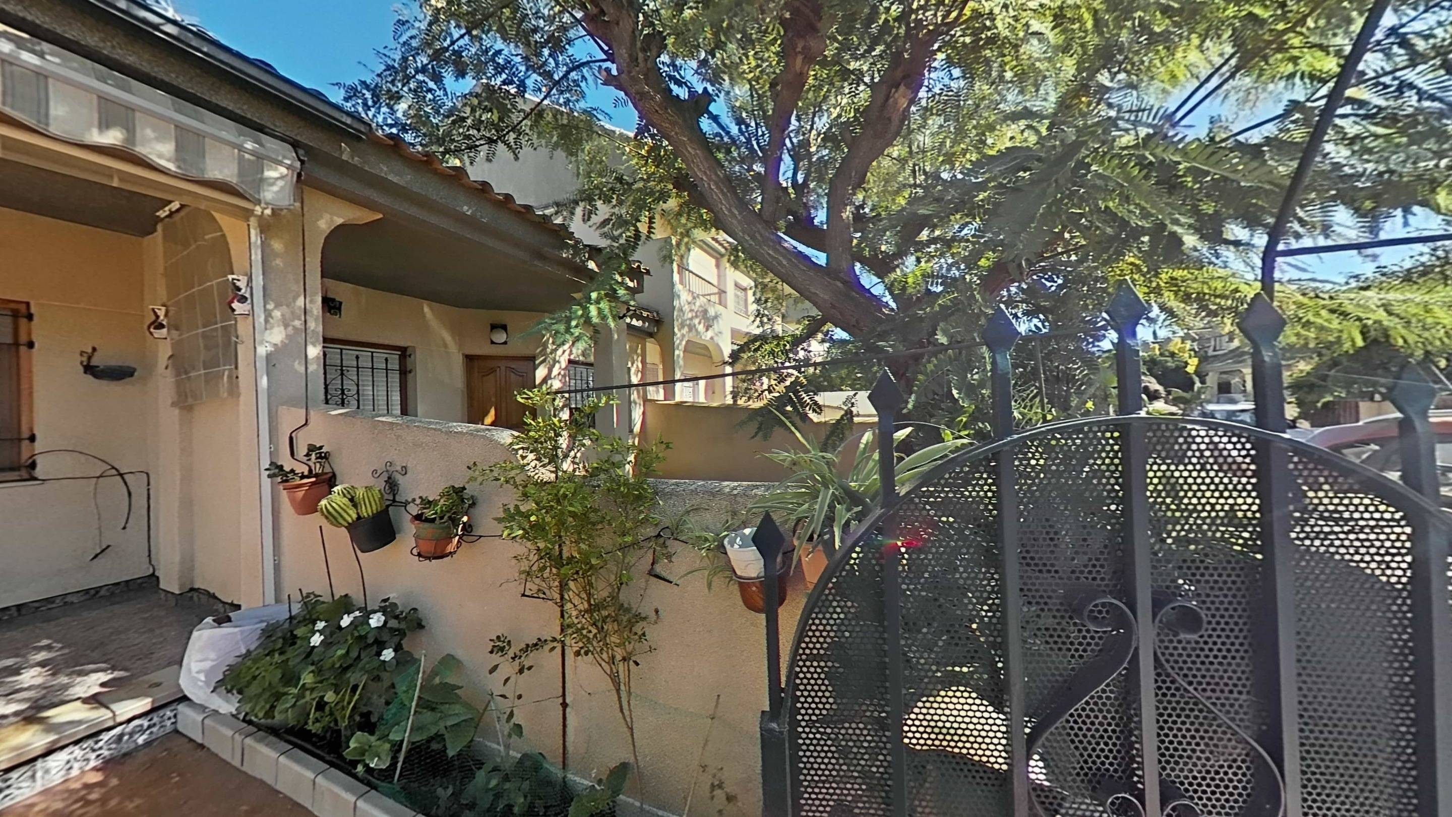 Discover this delightful townhouse located in the sought-after area of Santiago de la Ribera