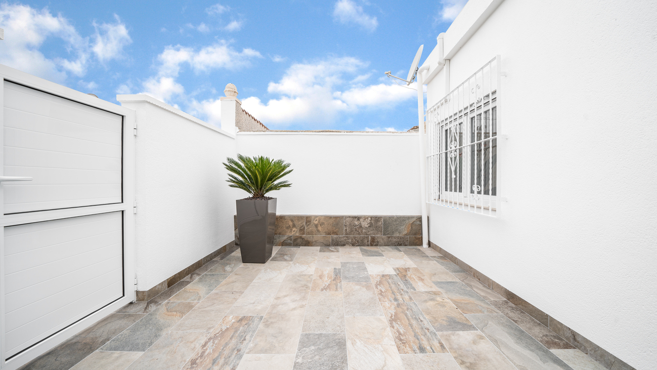 Terrace in bungalow for sale in Torrevieja
