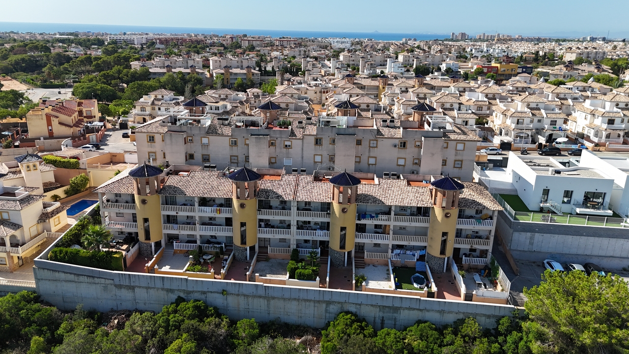 Master bedroom in apartment for sale in Cabo Roig