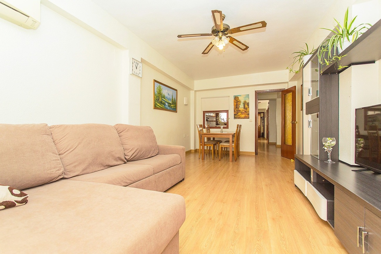 Spacious 3-bedroom, 2-bathroom apartment for sale in Torrevieja, offerng a bright living room, a ful